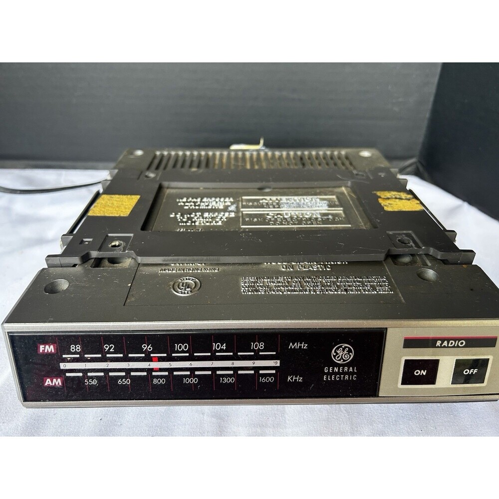 GE Model 7-4215A Under Cabinet AM/FM Radio Spacemaker w/ Bracket Works